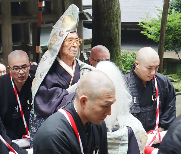 修行僧らが担ぐ輿に乗って、山門に向かう羽仁貫首