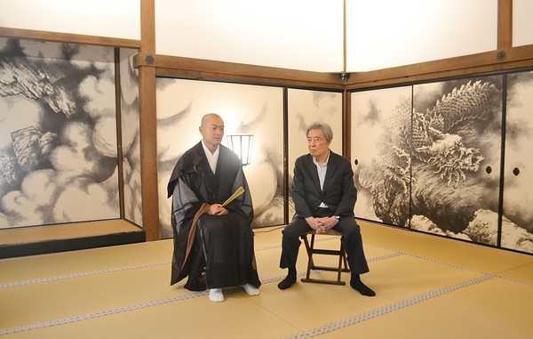 第九の龍の前で語り合う細川氏と松山住職