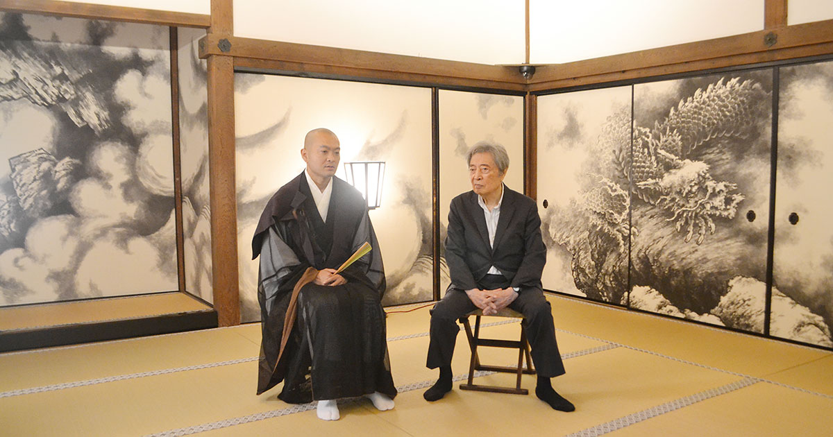 龍安寺本堂に92面の雲龍図 開基の末裔、細川元首相が制作：中外日報