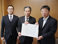 松野本部長㊨に意見書を手渡す鈴木委員長（中央）と力久委員長＝新宗連提供
