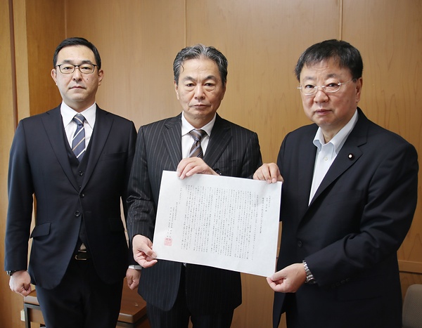 松野本部長㊨に意見書を手渡す鈴木委員長（中央）と力久委員長＝新宗連提供