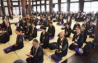 御影堂での夕事に参拝する住職ら（14日）