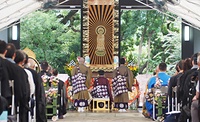 六角堂に掲げた本尊を前に法要を営む尾井宗務長（中央）