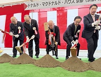 西脇知事らと並んで鍬入れする真宗大谷派の木越渉宗務総長(中央)