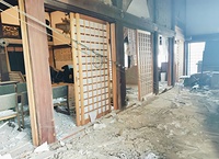 地震直後、壁が剥がれ落ちた正教寺本堂=正教寺提供