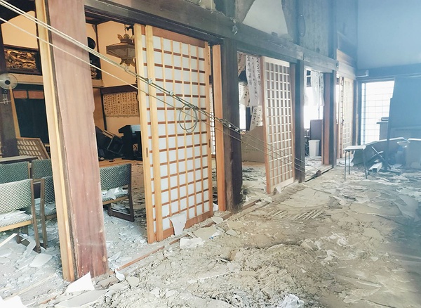 地震直後、壁が剥がれ落ちた正教寺本堂＝正教寺提供
