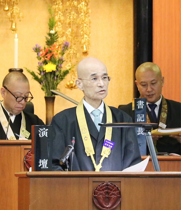 事務報告をする川中宗務総長