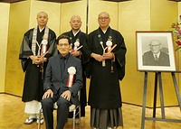 正力松太郎賞を受賞した伊藤氏（前列）と奨励賞の（後列左から）林氏、若山氏、寺出氏