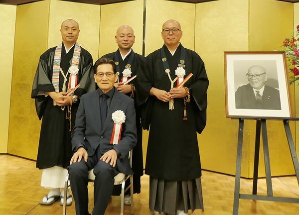 正力松太郎賞を受賞した伊藤氏（前列）と奨励賞の（後列左から）林氏、若山氏、寺出氏