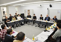 法話実演後、活発に議論を交わす参加者ら