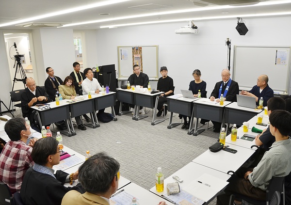 法話実演後、活発に議論を交わす参加者ら