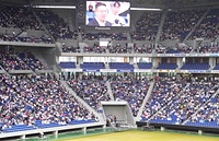 大勢の青年が集まった会場(モニターは挨拶する前田青年部長)