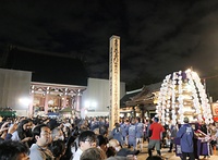 工事中の大堂に向けて進む万灯行列