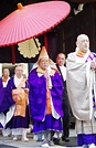 総門をくぐる赤田貫首（中央）