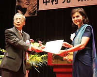 インド大使から英文賞状を受け取る吉水氏㊧