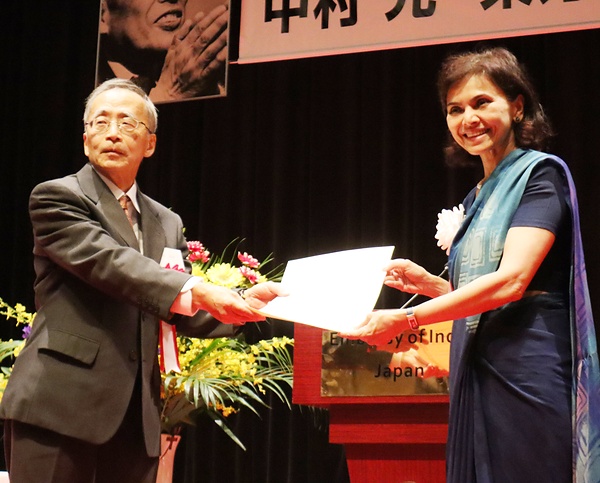 インド大使から英文賞状を受け取る吉水氏㊧