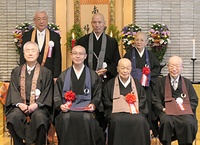 伝道文化賞を受賞した青山俊董氏（前列右から2人目）と沼田奨励賞のおてらおやつクラブ・野田芳樹理事（3人目）