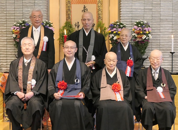 伝道文化賞を受賞した青山俊董氏（前列右から2人目）と沼田奨励賞のおてらおやつクラブ・野田芳樹理事（3人目）