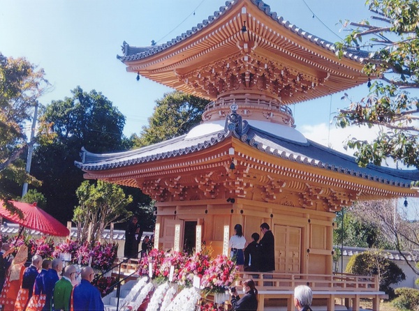 落慶なった多宝塔での開扉法要