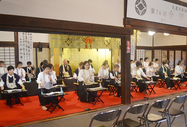 大方丈でのアンサンブル奉詠の様子