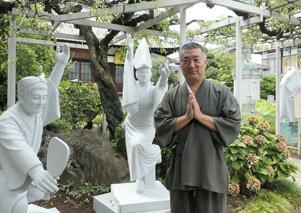 東京の夏の風物詩・高円寺阿波おどりの石像を設置した大澤住職
