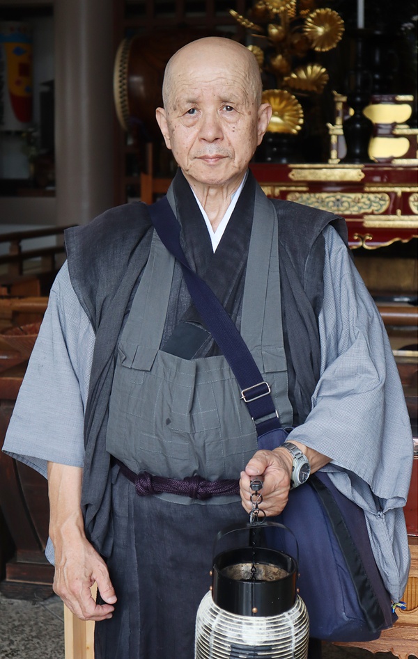 托鉢修行や「平和の巡礼」など積極的な仏法の伝道を続けている鎌田住職