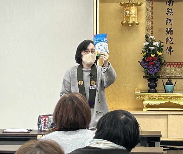 防災グッズについて説明する岩間代表