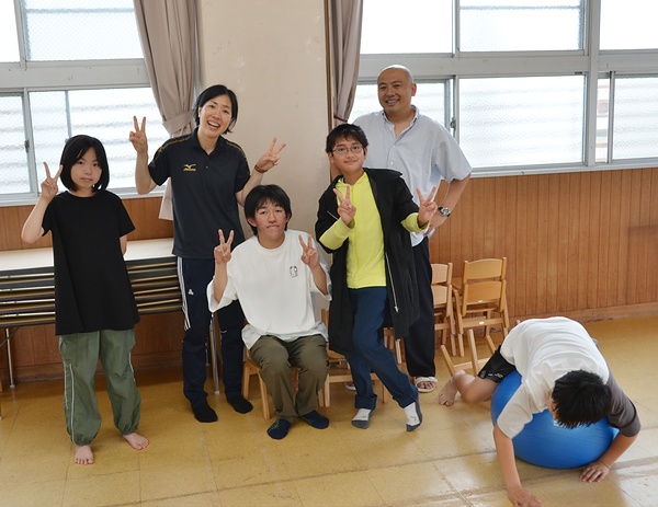 フリースクールの子どもらと触れ合う児玉副住職（右から2人目）