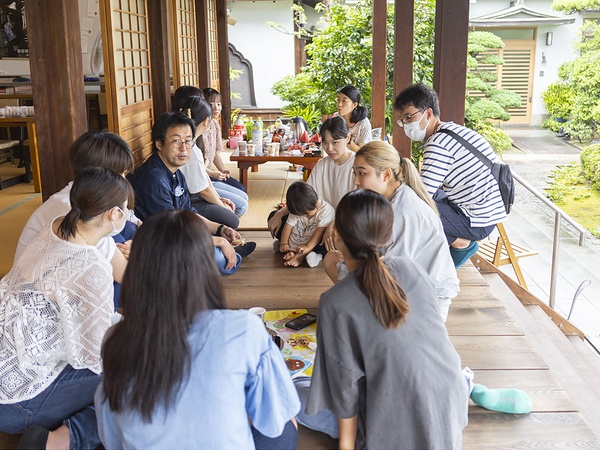 「お寺でのんびり過ごす日」の一こま。中平住職(左から3人目)を中心に参加者が境内で自由に過ごす