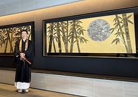 最新作「月に竹露」の前に立つ本多住職