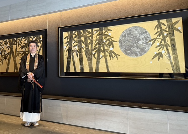 最新作「月に竹露」の前に立つ本多住職