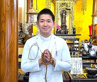 正源寺本堂で開院に向けての抱負を語る小笠原副住職
