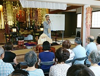 「お寺で居場所」で自身の修行にと欠かさず法話をする岩田住職