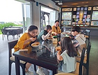 サロン1階の「合掌フロア」では子ども食堂も開かれている（中央奥が菊城住職）