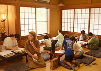 学校の宿題に真剣に取り組む子どもら