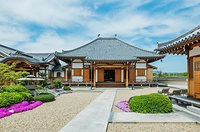 童謡や発声練習の声が聞こえてくる常念寺本堂＝常念寺提供