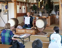 参加者一人一人に語り掛けるように法話する村井住職