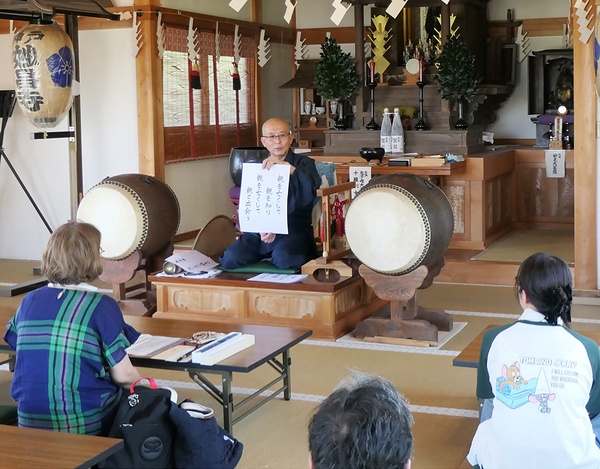 参加者一人一人に語り掛けるように法話する村井住職