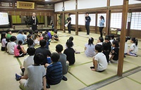 7月に開かれた第2回「てらこやinおざきべついん」。山﨑輪番（中央奥）を全体の統括者に41人の小学生が参加した