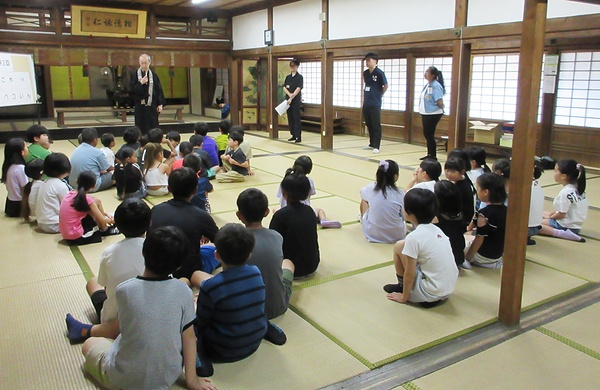 7月に開かれた第2回「てらこやinおざきべついん」。山﨑輪番（中央奥）を全体の統括者に41人の小学生が参加した