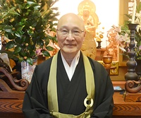 「苦しむ人を見ると助けずにいられなかった維摩居士のようにありたい」と語る河合住職