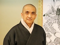 柔和な笑顔を絶やさない石倉住職