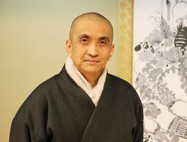 柔和な笑顔を絶やさない石倉住職