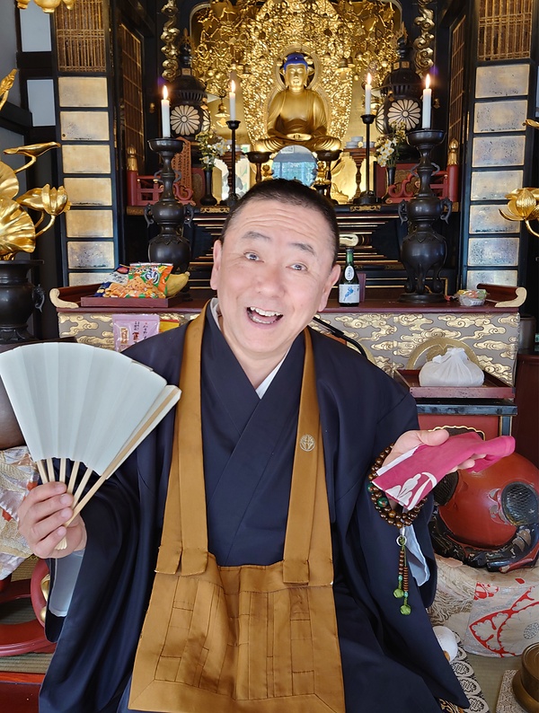 落語の小道具を手に優しい笑いを目指す久志住職