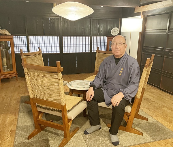 ノグチはじめ文化人らのエピソードを語る岡田住職