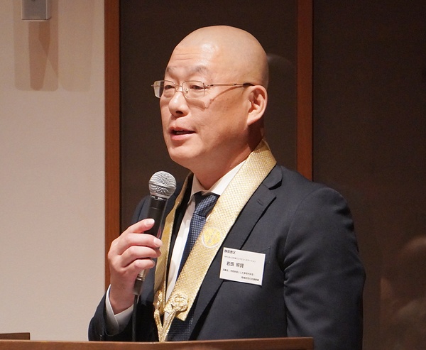 浄土宗ともいき財団の助成も受けており、交付式で活動報告をする岩田住職