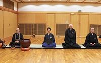 惠光日本文化センターでの坐禅の様子。左端が岸田住職