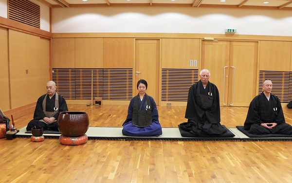 惠光日本文化センターでの坐禅の様子。左端が岸田住職