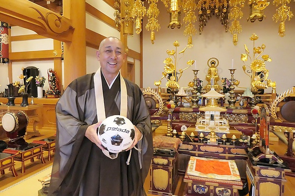 サッカーを通じて学んだことを法話でも話す奥村住職