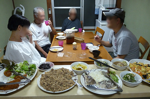 共同生活での皆一緒の夕食は楽しみの一つだ（画像を一部修整しています）